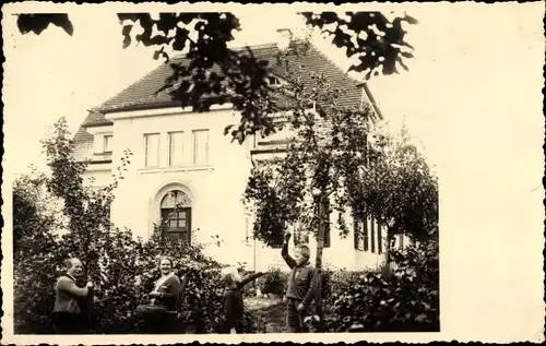 Foto Ak Greiz Thüringen, Hausansicht, Familie im Garten