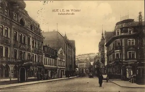Ak Aue im Erzgebirge Sachsen, Partie auf der Bahnhofstraße, Hotel, Bank, Litfaßsäule