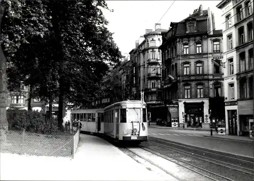 Foto Belgische Straßenbahn, Gleise, Wohnhäuser, Brüssel