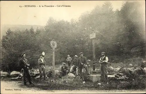 Ak Bussang Vosges, a la frontiere, Col d'Oderen, Gebirgspass, Gruppenbild