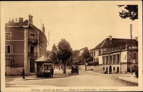 Ak Bains les Bains Vosges, Place de la Madeleine, Le Bain Romain, Kiosk, Automobil