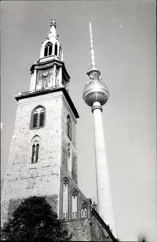Foto Ak Berlin Mitte, Fernsehturm, Marienkirche