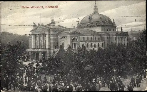 Ak Kristiania Christiania Oslo Norwegen, Nationaltheatret, Theater, Außenansicht, Menschenmenge