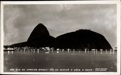 Foto Ak Rio de Janeiro Brasilien, Pao de Acucar e urca a noite, Felsen, Nachtaufnahme, Küste