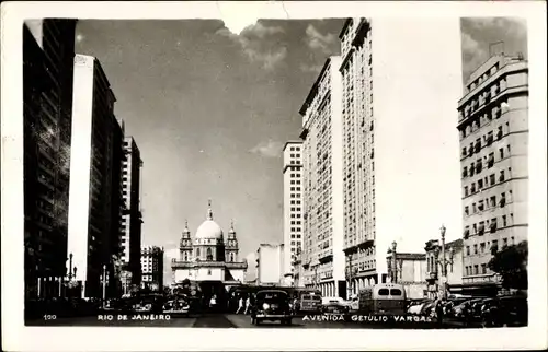 Foto Ak Rio de Janeiro Brasilien, Avenida Getulio Vargas, Kirche, Hochhäuser, Verkehr