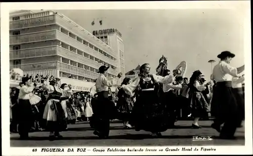 Ak Figueira da Foz Portugal, Grupo Folclorico, Grand Hotel, Tanzgruppe in Tracht tanzt vor Hotel