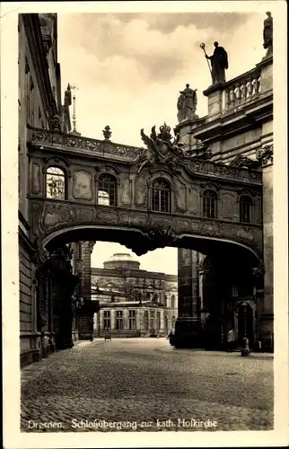 Ak Dresden Altstadt, Schlossübergang zur kath. Hofkirche