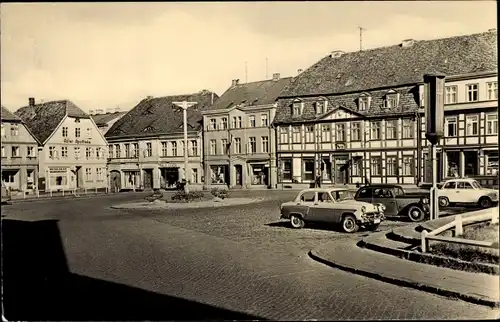 Ak Waren an der Müritz, Marktplatz, Automobile