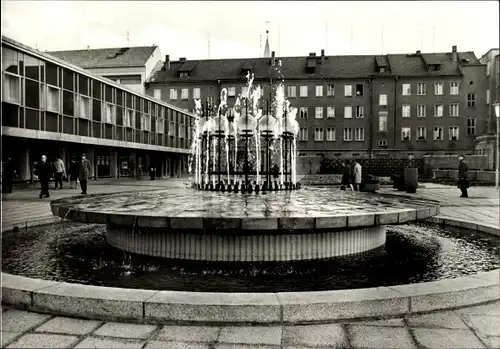 Ak Cottbus in der Niederlausitz, Springbrunnen und Volksbuchhandlung Jenny Marx