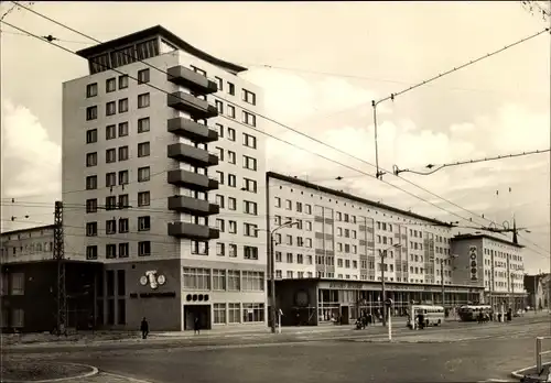 Ak Gera in Thüringen, Straße der Republik, Hochhaus, HO Gastronom, Reisebüro, Haltestelle, Busse