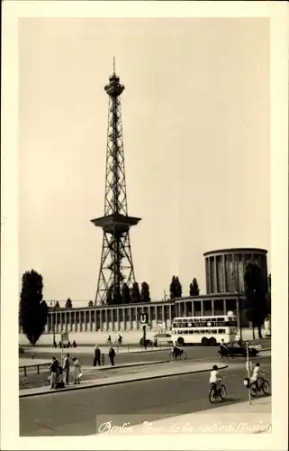 Foto Ak Berlin Charlottenburg Westend, Funkturm, Ausstellungsgelände, Bus