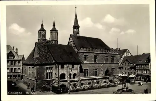 Ak Göttingen in Niedersachsen, Straßenpartie mit Blick auf das Rathaus, Brunnen