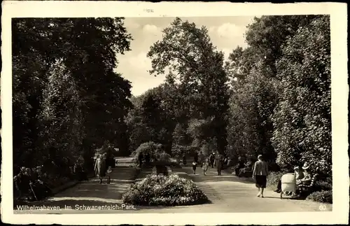 Ak Wilhelmshaven in Niedersachsen, Im Schwanenteichpark, Spaziergänger