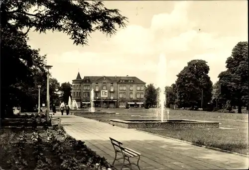 Ak Bitterfeld in Sachsen Anhalt, Platz der Jugend, Springbrunnen