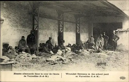 Ak Varreddes Seine et Marne, Blessés allemands dans la cour de l'ecole, verwundete dt. Soldaten