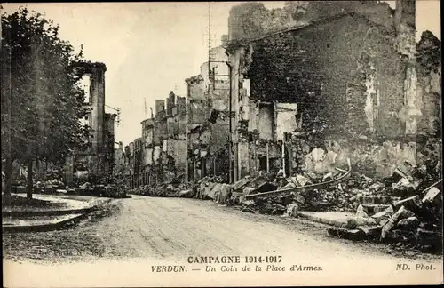 Ak Verdun Meuse, Campagne 1914-1917, Un Coin de la place d'Armes, zerstörte Gebäude