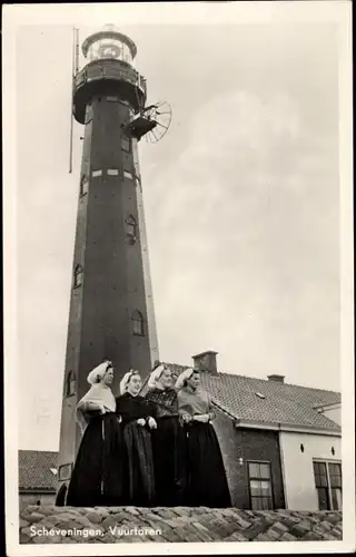 Ak Scheveningen Den Haag Südholland, Vuurtoren, Frauen in Tracht am Leuchtturm