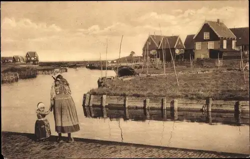 Ak Marken Nordholland Niederlande, Mutter mit Kind in Tracht am Wasser