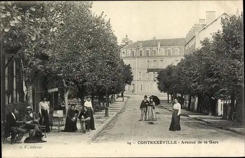 Ak Contrexéville Lothringen Vosges, Avenue de la Gare, Passanten