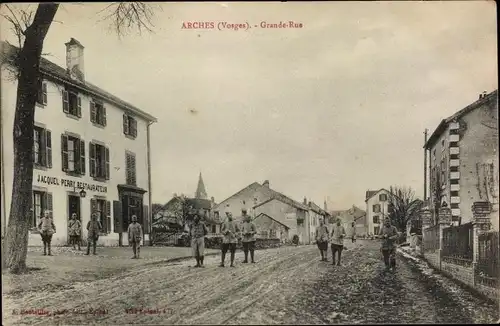 Ak Arches Vosges, Grande-Rue, Jacquel Perry Restaurateur, Männer in Uniform