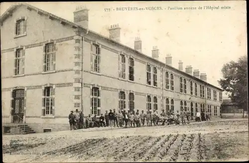 Ak Bruyères Vosges, Pavillon annexe de l'Hopital mixte, Krankenhaus, Gruppenbild