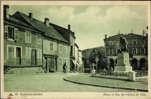 Ak Bains les Bains Vosges, Place et Rue de l'Hotel de Ville, Statue, Platz