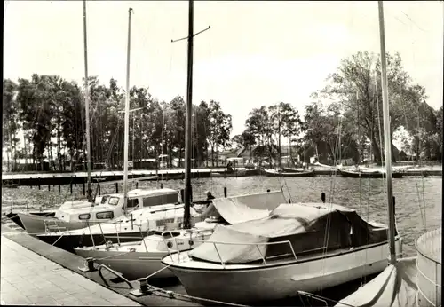 Ak Mönkebude am Stettiner Haff Vorpommern, Hafen, Boote am Anleger