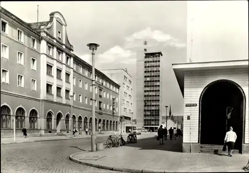 Ak Neubrandenburg in Mecklenburg Vorpommern, Thälmannstraße, Neutorstraße, Hochhaus