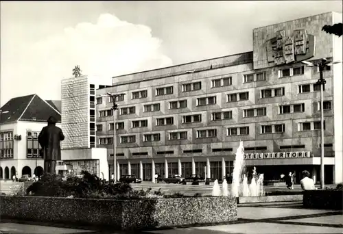 Ak Neubrandenburg in Mecklenburg Vorpommern, Hotel Vier Tore, Springbrunnen, Karl Marx Denkmal