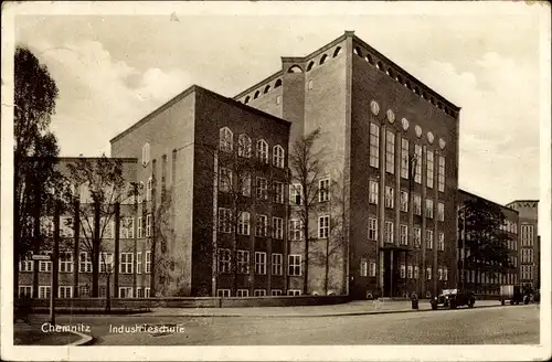 Ak Chemnitz in Sachsen, Blick auf die Industrieschule, Autos