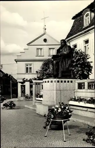 Ak Reuterstadt Stavenhagen in Mecklenburg, Fritz-Reuter-Denkmal. Blumen