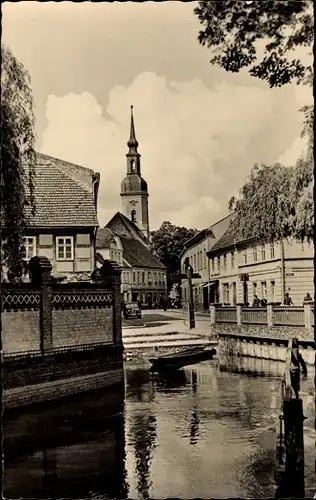 Ak Lübbenau im Spreewald, Mühleneck, Fluss, Straßenpartie, Kirchturm