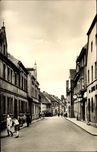 Ak Jessen in Sachsen Anhalt, Karl Liebknecht Straße, Passanten