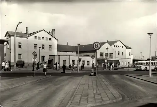 Ak Bitterfeld in Sachsen Anhalt, Bahnhof, Bus, Haltestellen