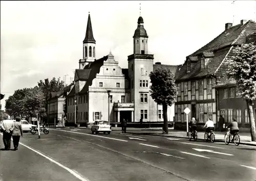 Ak Coswig in Anhalt, Straßenpartie mit Blick auf das Rathaus
