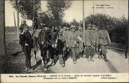 Ak Albert Somme, Apres des derniers combats, Prisonniers sur la route d'Amiens, Kriegsgefangene