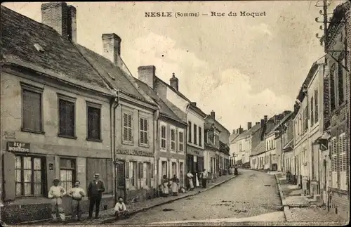 Ak Nesle Somme, Rue du Hoquet, Straßenansicht, Anwohner