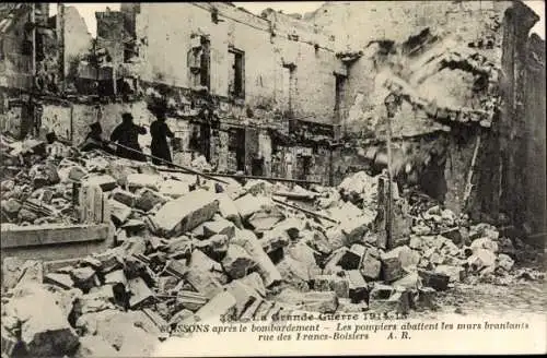 Ak Soissons Aisne, Les pompiers abattent les murs branlants rue des Francs Boisiers