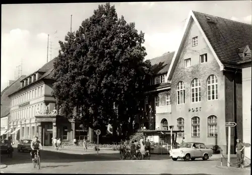 Ak Finsterwalde in der Niederlausitz, Post, Thälmannstraße, Trabant