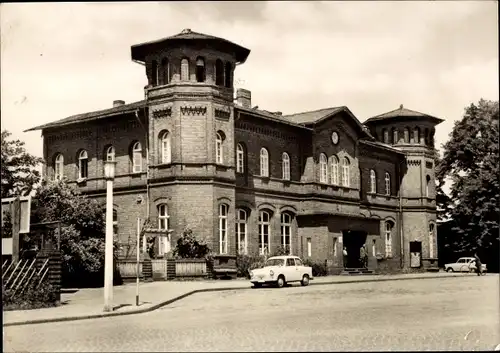 Ak Finsterwalde Niederlausitz, Bahnhof, Straßenseite, Trabant