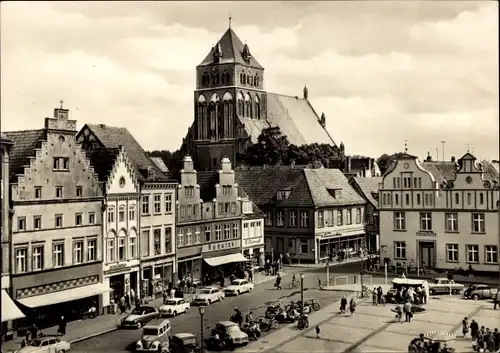 Ak Greifswald in Mecklenburg Vorpommern, Blick auf den Markt aus der Vogelschau mit Kirche
