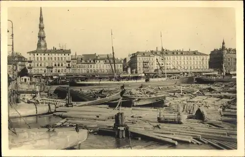 Foto Ak Riga Lettland, An der Düna, Flößen von Baumstämmen