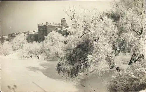 Foto Ak Riga Lettland, Hochschule, Winteransicht, Parkanlagen