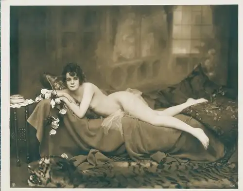 Foto Erotik, liegender Frauenakt, Tigerfell