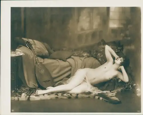 Foto Erotik, liegender Frauenakt, Tigerfell, Mandoline