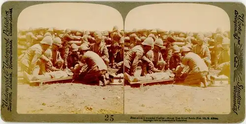 Stereo Foto Südafrika, First aid to a wounded Fusilier, Honey Nest Kloof Battle