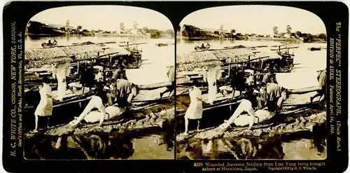 Stereo Foto Hiroshima Japan, wounded Japanese soldiers from Liao Yang being brought ashore