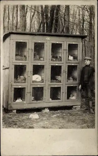 Foto Ak Berlin Charlottenburg, Kaninchenzüchter an den Gehegen