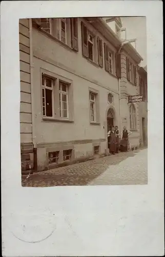 Foto Ak Freiburg im Breisgau, Gasthof, Belegschaft am Eingang