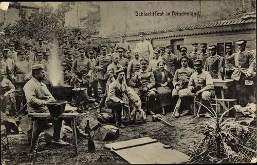 Ak Deutsche Soldaten, WK I, Schlachtfest in Feindesland